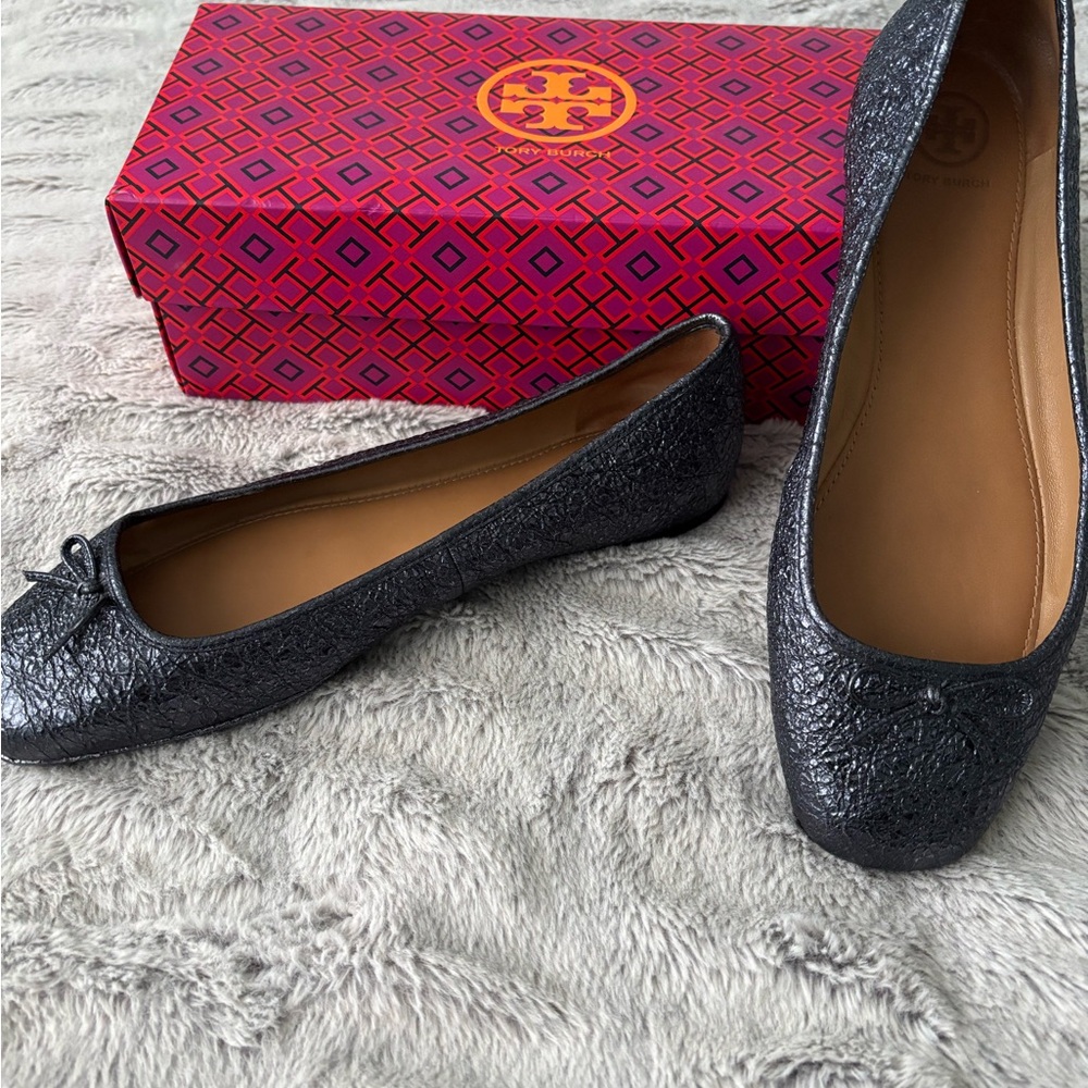 Tory Burch Textured Navy blue loafers